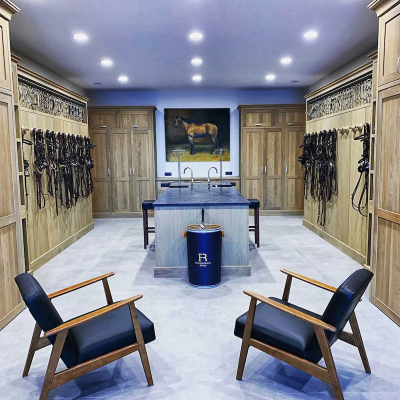 La nouvelle sellerie a reçu beaucoup de compliments sur les réseaux sociaux, à commencer par la Suissesse Janika Sprunger, qui aimerait bien s’en inspirer pour sa propre écurie, actuellement en construction, en partenariat avec son compagnon suédois Henrik von Eckermann!