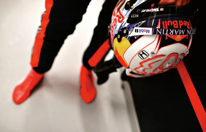 Des pieds à la tête, l’équipement, notamment de sécurité, tient une place essentielle dans les deux sports. En bas à droite : dans les écuries ou les paddocks des concours hippiques, il y a heureusement moins de monde autour des chevaux !