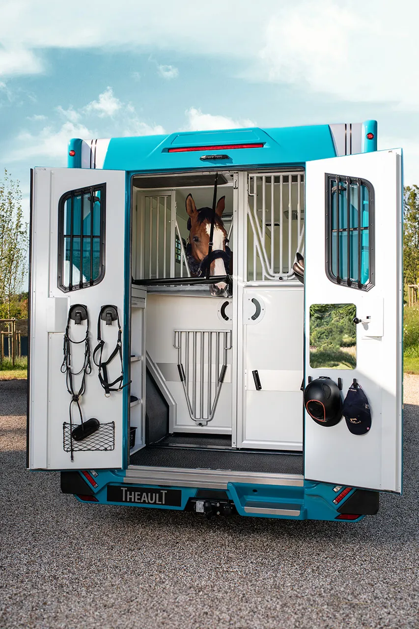 Aussi appelés vans, les petits camions sont sécurisants via la position de voyage des chevaux (tête à l’arrière).