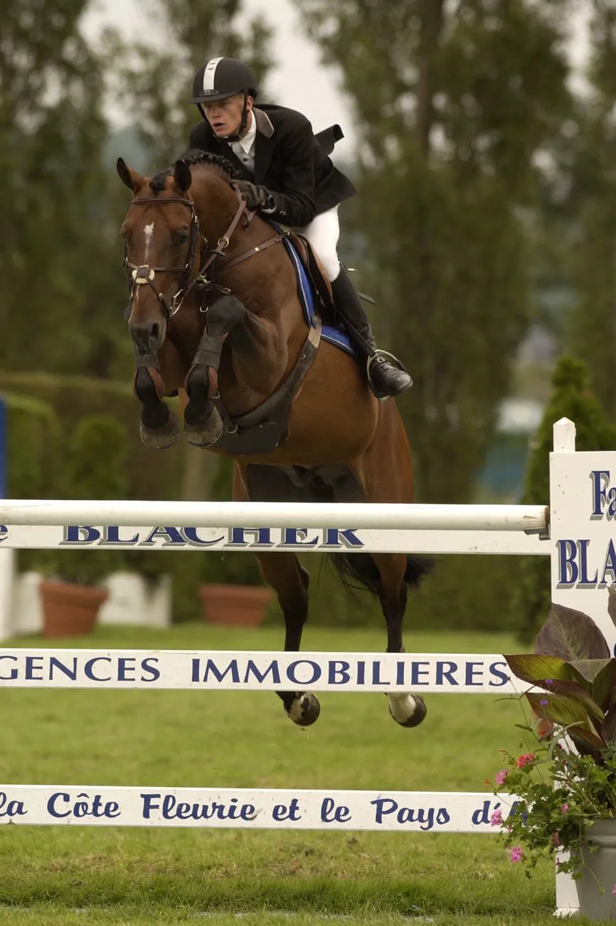 Jérôme Guéry a débuté en tant que cavalier de jeunes chevaux au haras des Hayettes. On le retrouve ici à la Grande Semaine de Fontainebleau, en 2001, avec Imagine des Hayettes et à Deauville aux commandes d’Éclair du Bois.