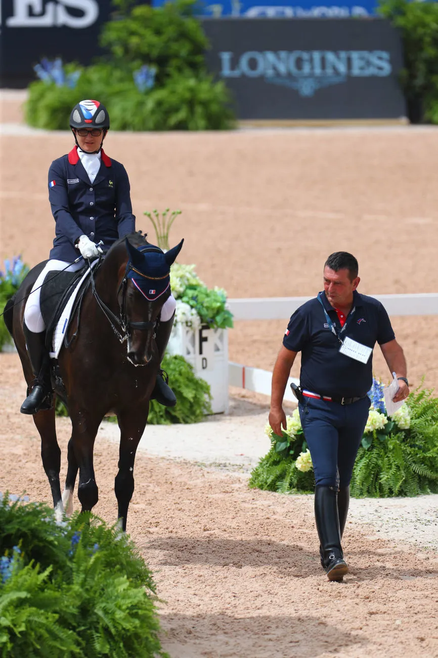 Le staff de l'équipe de France, ici représenté par le sélectionneur Philippe Célerier aux côtés de Cloé Mislin, continue d'être en contact avec ses cavaliers.