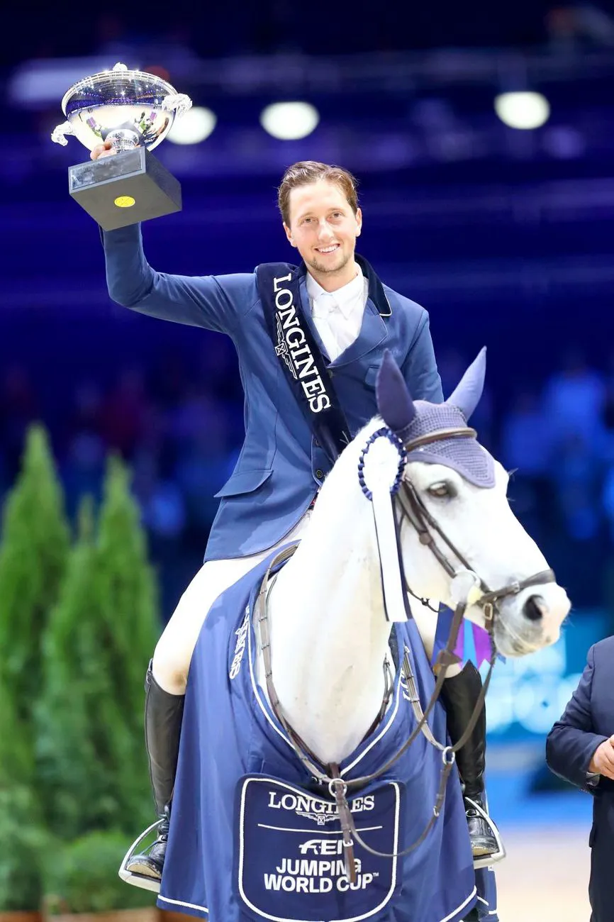 Martin Fuchs et Clooney 51, grands lauréats du Grand Prix du CSI 5*-W le dimanche après-midi.