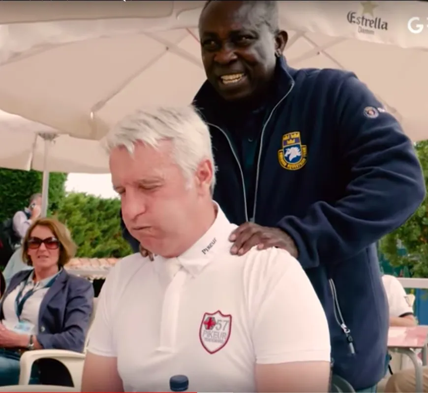 L’ostéopathe exerce aussi ses talents sur les humains, à l’image ici de Roger Yves Bost, massé quelques minutes avant d’entrer en piste lors de la finale mondiale des Coupes des nationsLongines, en 2017 à Barcelone