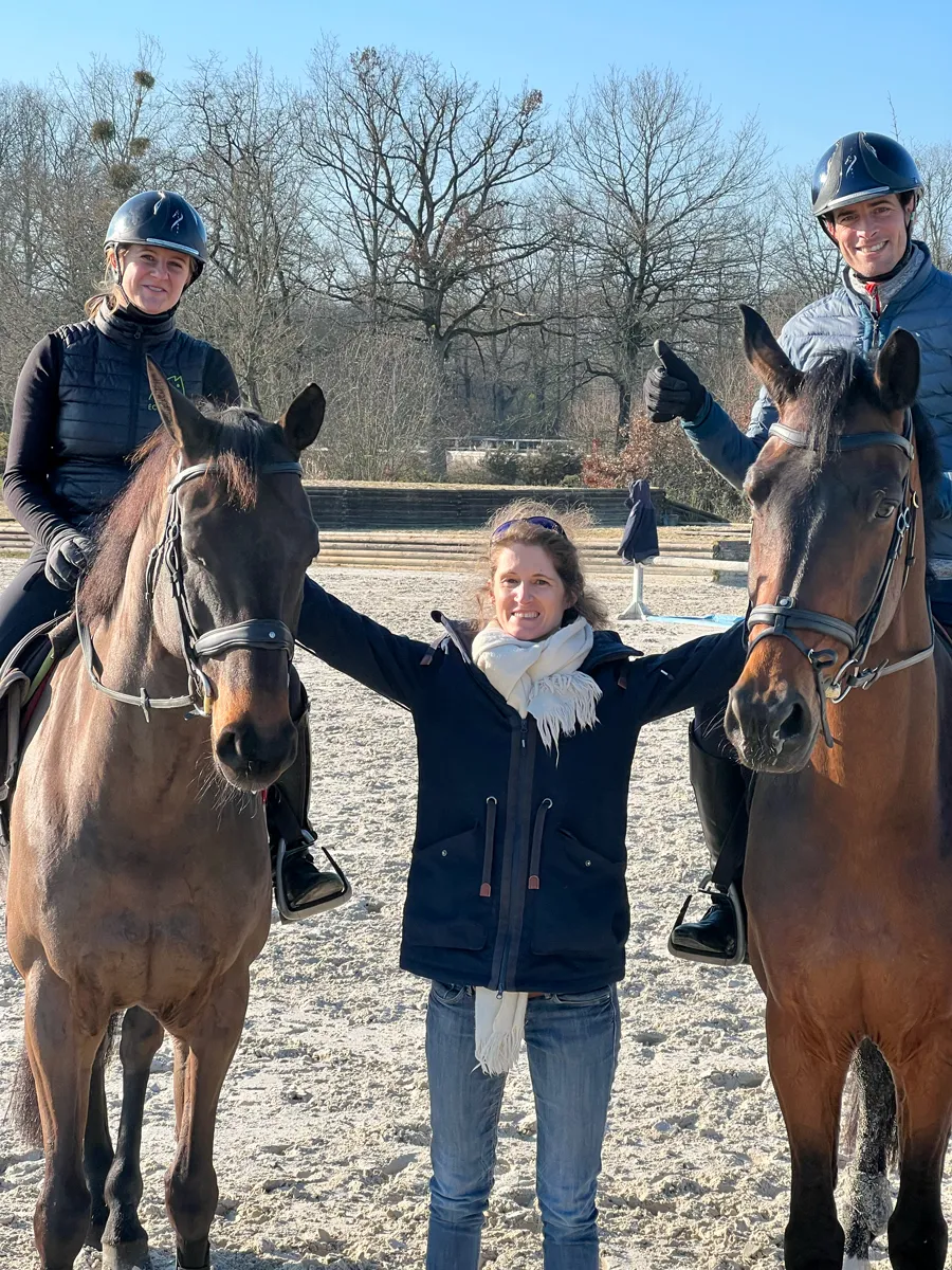 Marie Vonderheyden pose ici entre Maxime Livio et sa compagne Mathilde Montginoux, cavalière de saut d’obstacles.