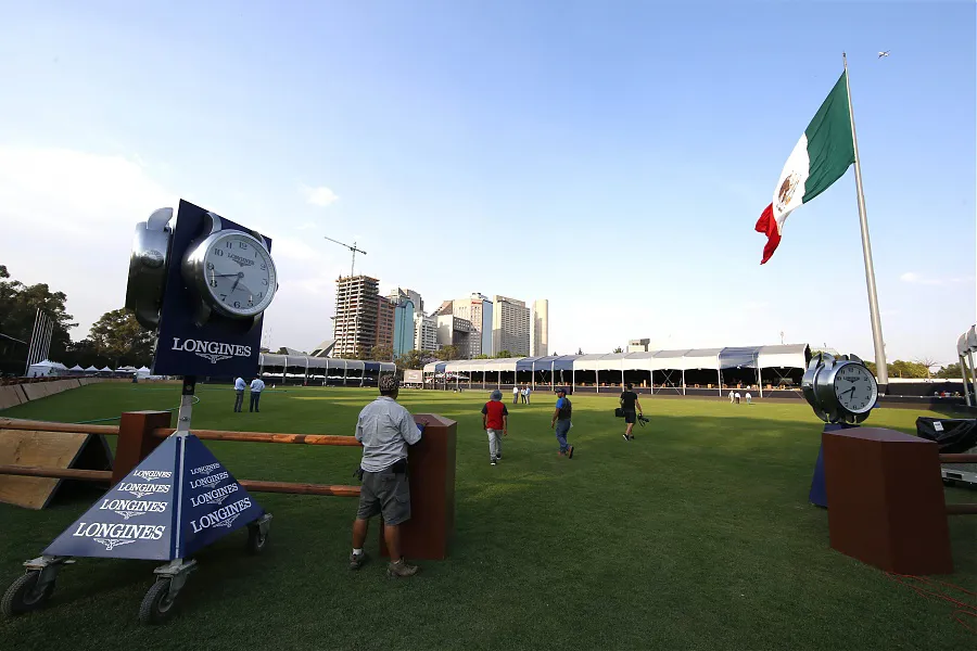 Campo de Marte présente un magnifique terrain en herbe.