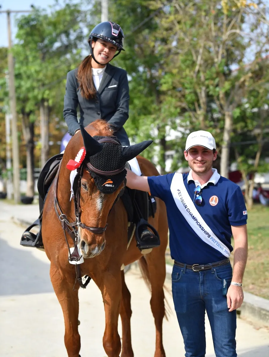 Morgan Froment pose ici aux côtés de Nuttanich Buntavong, qui a terminé deuxième du championnat national Seniors de Thaïlande.