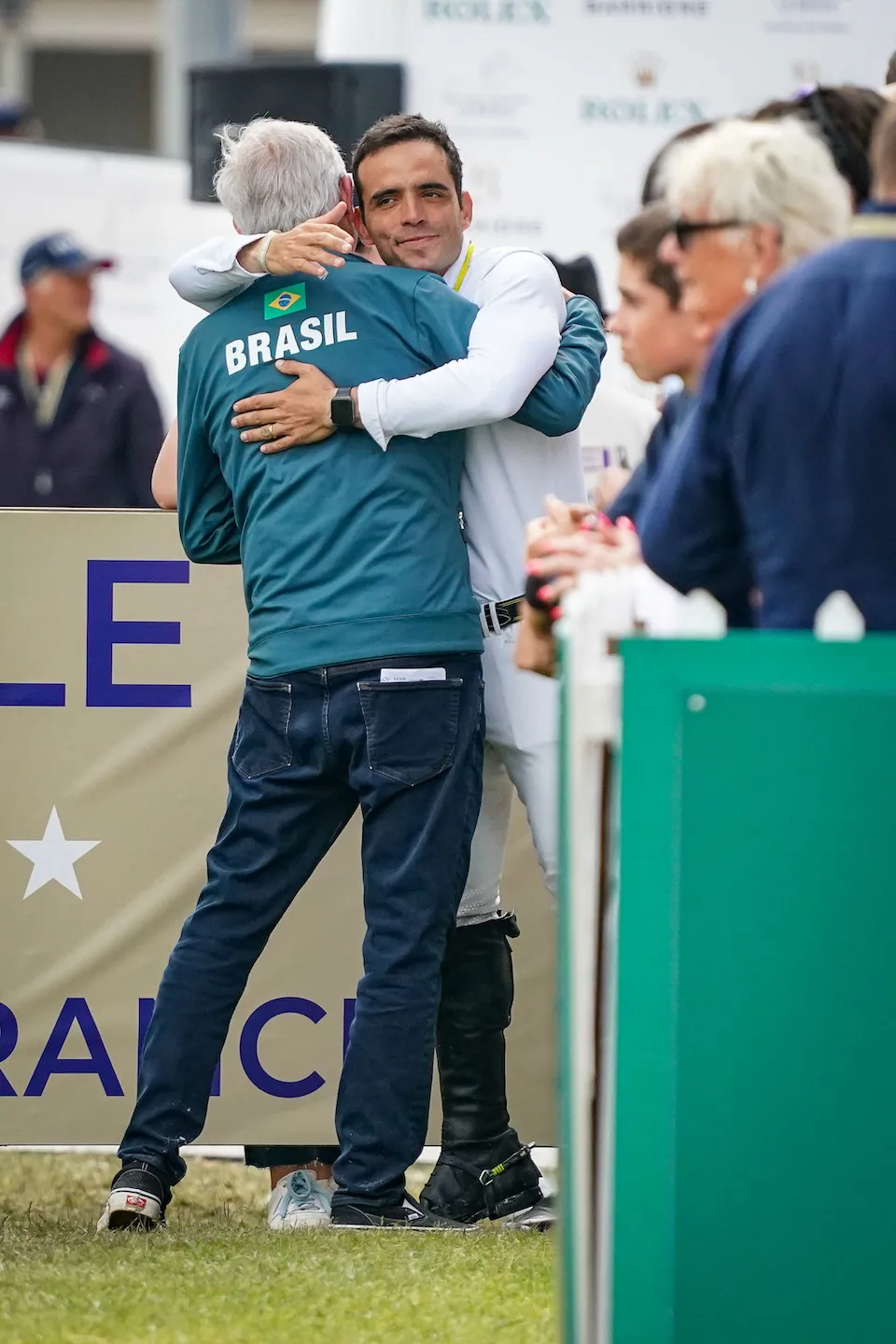 Stephan de Freitas Barcha prend Philippe Guerdat dans ses bras pour célébrer la victoire brésilienne. 