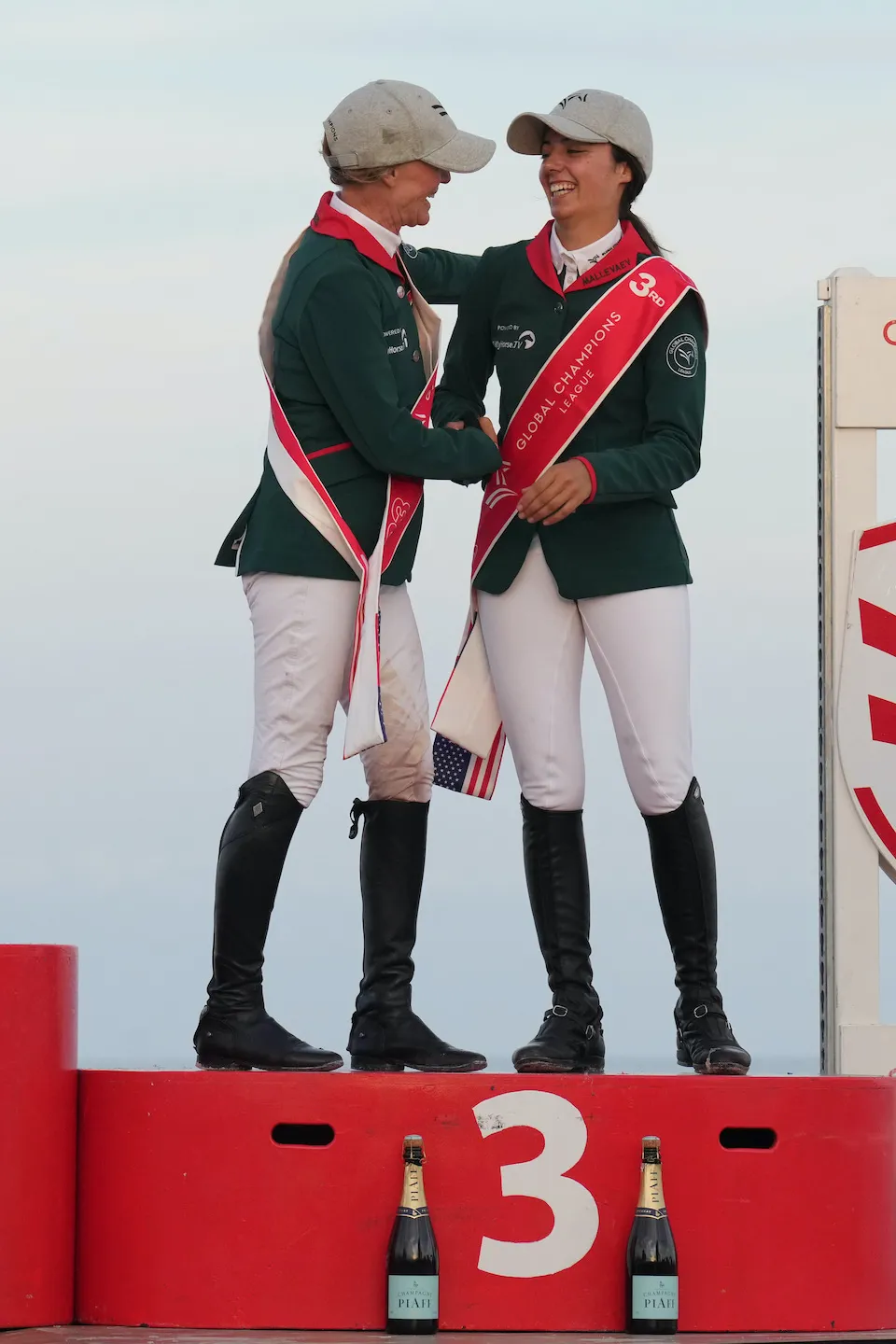 Membre des Gladiateurs de Rome en Global Champions League, Nina partage ici le podium avec sa coéquipière canadienne Beth Underhill.