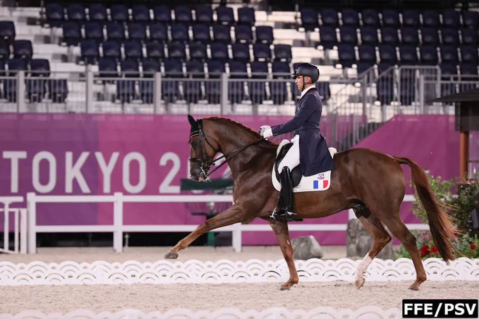 Alexandre Ayache et Zo What ont été les premiers représentants français à entrer en piste pour les sports équestres.
