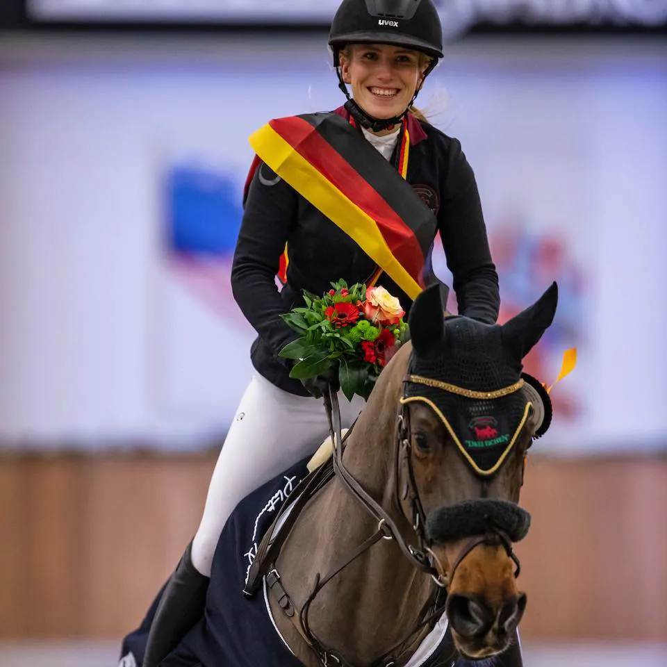 Finja Bormann et A Crazy Son of Lavina après leur titre en décembre 2020.