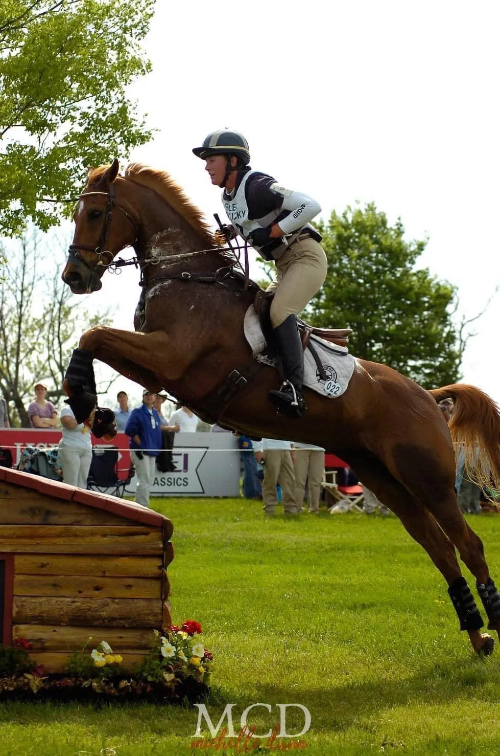C’est aux côtés de Snooze Alarm, ici aux championnats nord-américains Jeunes Cavaliers à Lexington en 2006, que Lauren Nicholson a amorcé sa carrière internationale.