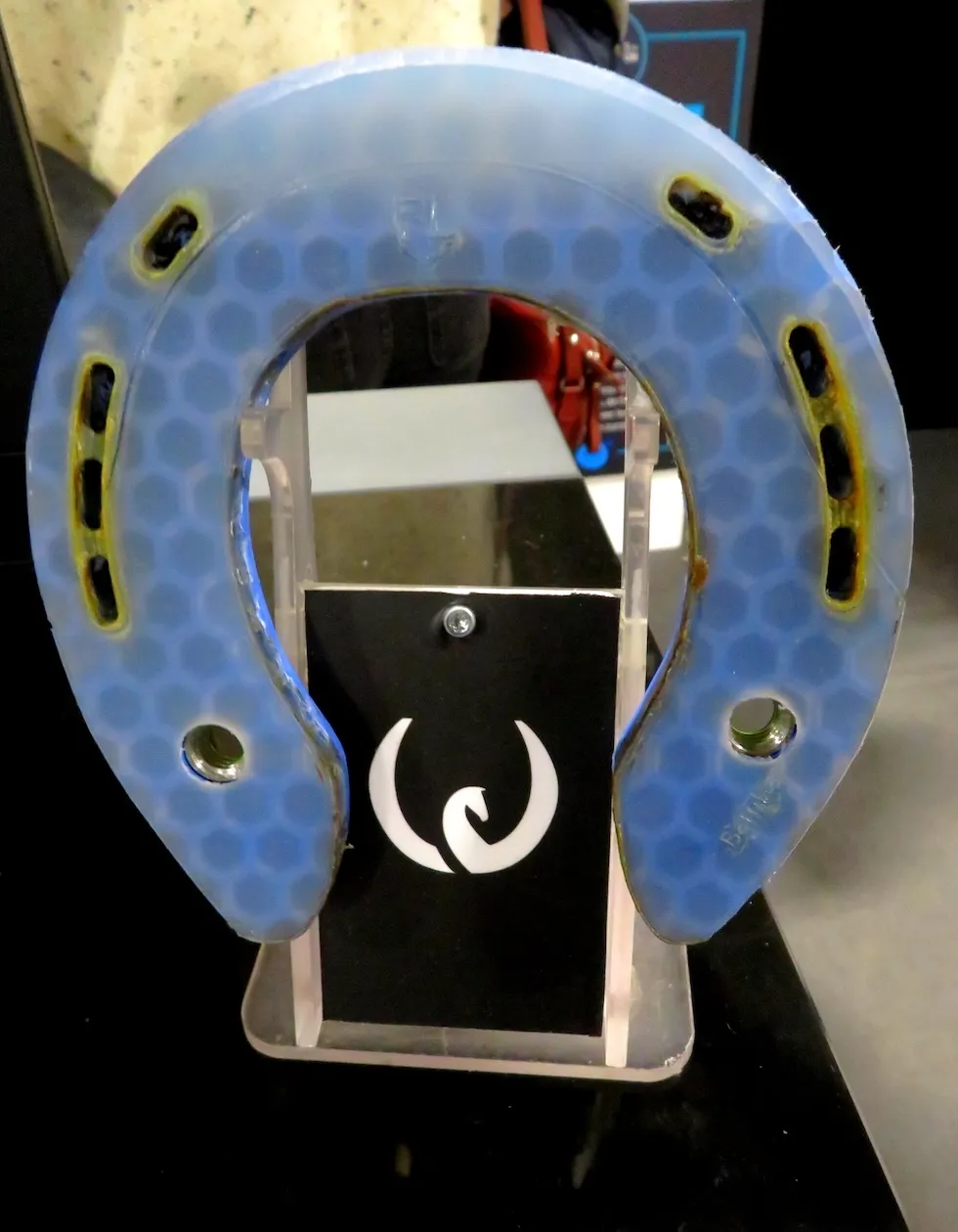 Avec sa BlueFactory, la société Blueshoes offre la possibilité au maréchal-ferrant de modéliser sur place le fer, dont les mesures ont été captées via un iPhone quelques minutes auparavant.