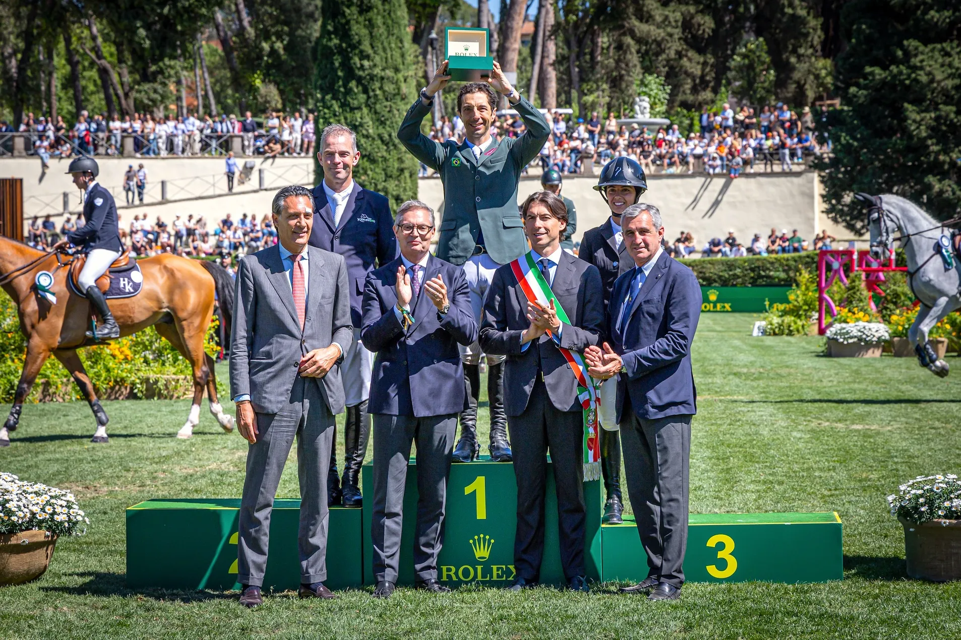 Le podium du Grand Prix du CSIO 5* de Rome, composé de Yuri Mansur, Cian O’Connor et Nina Mallevaey. 