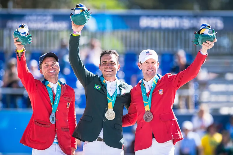Stephan de Freitas Barcha est monté sur la première marche du podium, entouré de Kent Farrington et McLain Ward.