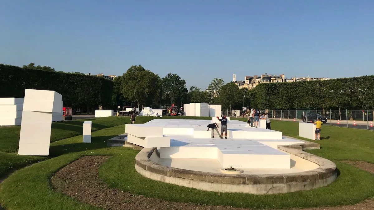 Le creux créé par le bassin du Champ de Mars est comblé grâce à des blocs de polystyrène, de 6 mètres de long sur 2 mètres de large. Ils permettent de créer une base uniforme pour le montage de la piste et sont très légers. Ils n'ont nécessité que des moyens humains pour être placés. 