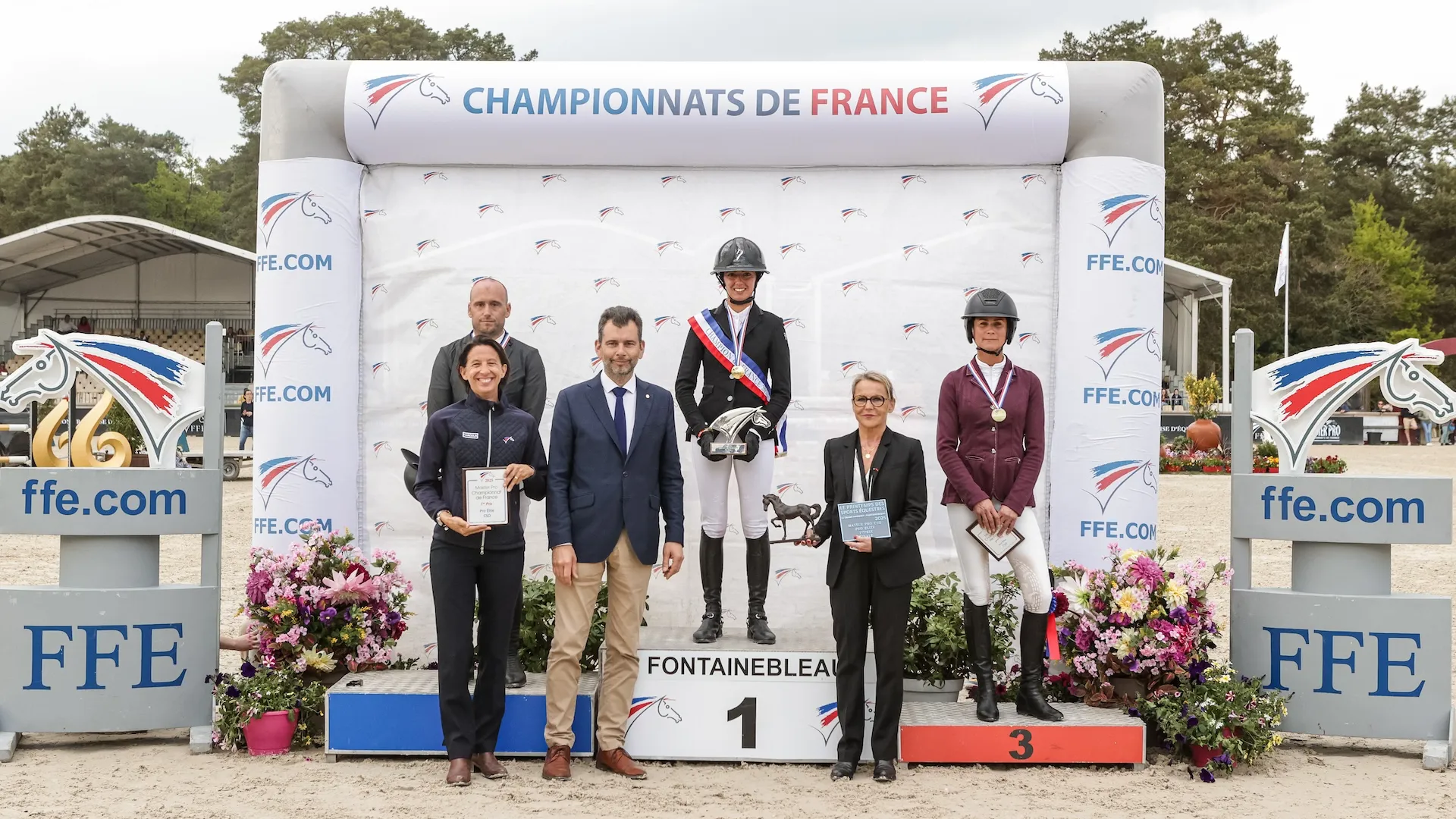 Le podium de l’édiiton 2025 du championnat de France Pro Élite, composé de Nina Mallevaey, Nicolas Sers et Pénélope Leprevost. 