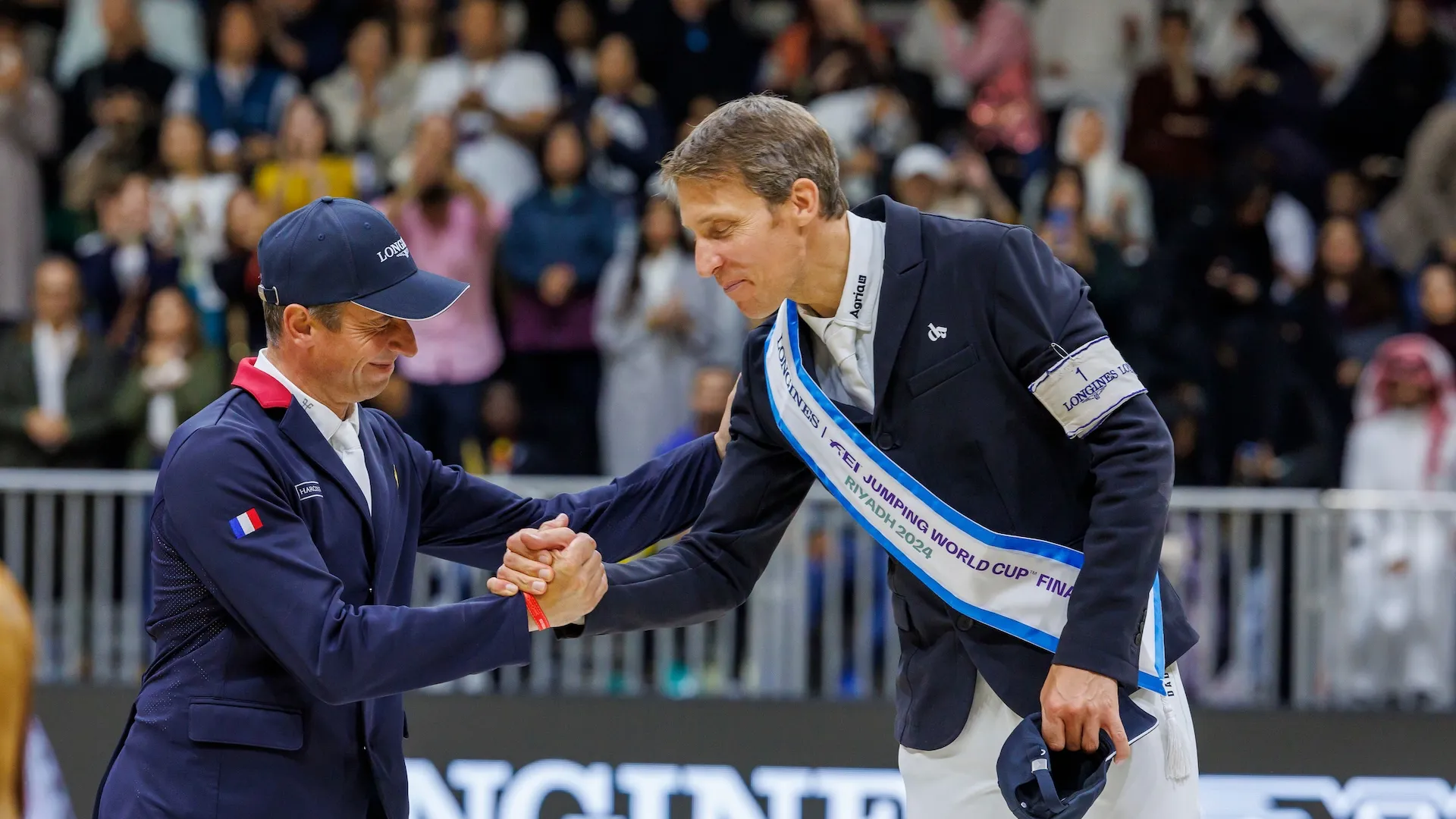 Poignée de mains entre deux grands champions, qui se sont livrés une belle bataille. 