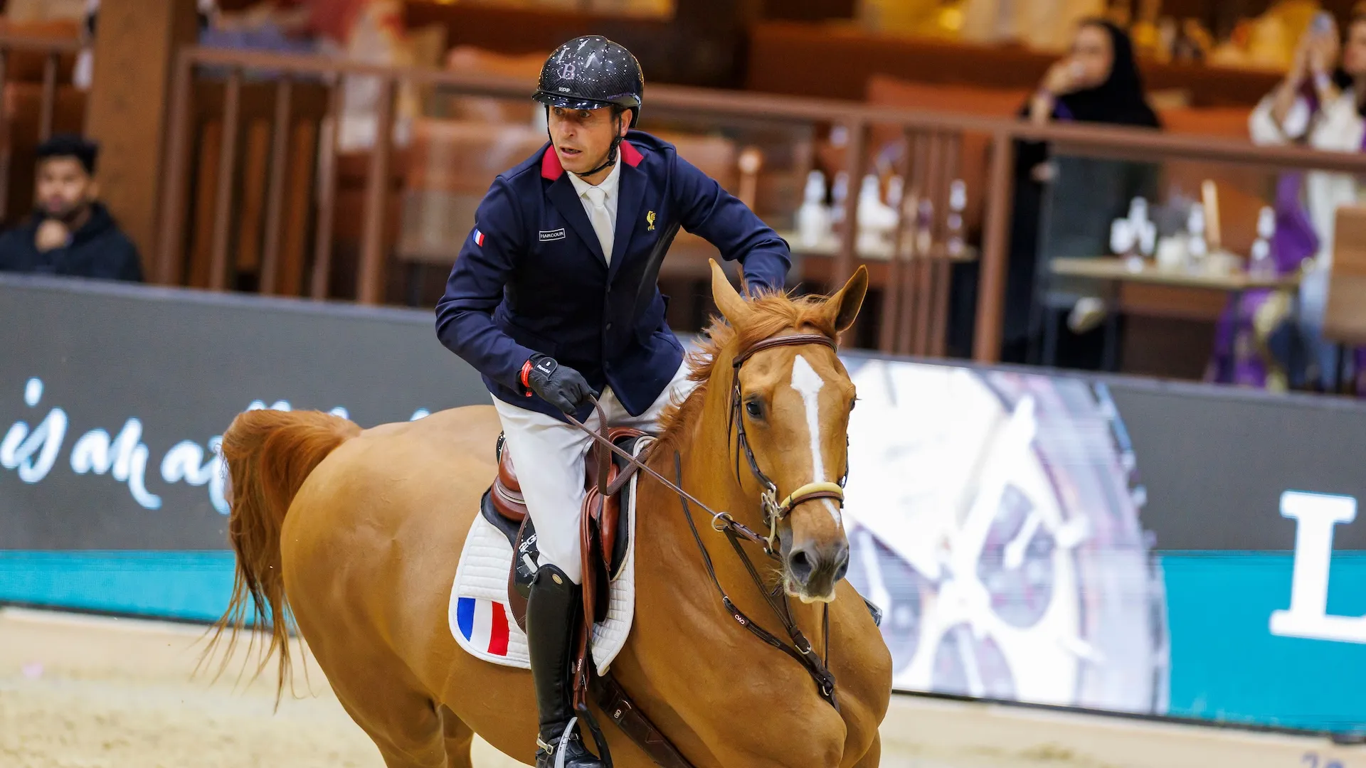 Malgré une faute, Julien Épaillard et Dubaï du Cèdre sont en haut de tableau ce soir. 