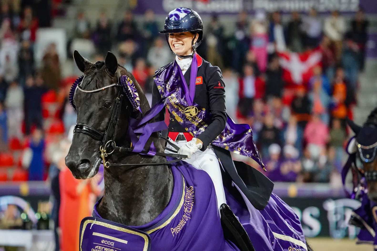 Parée d'argent par équipes puis doublement couronnée d'or en individuel, Charlotte Fry a réalisé un championnat exceptionnel avec son Glamourdale.