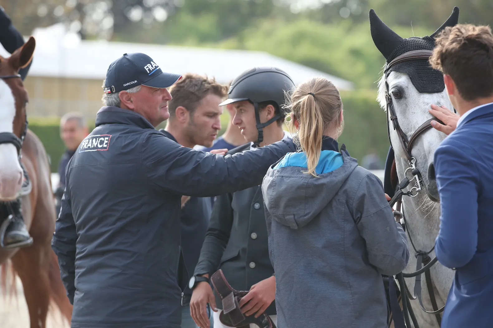 Le sélectionneur national Jeunes, Olivier Bost, félicite William Ligier de la Prade. 