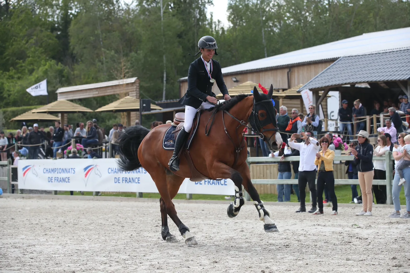 Le sourire de Lucas Legate, médaillé de bronze avec Bayard du Vinnebus. 