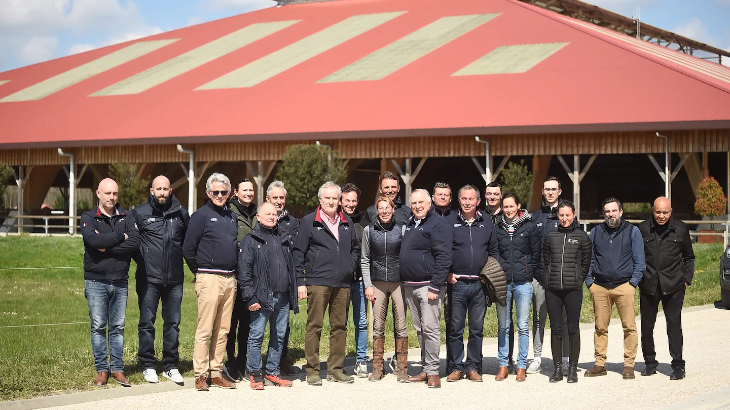 L’équipe tricolore devant le grand manège du Parc équestre fédéral de Lamotte-Beuvron. 