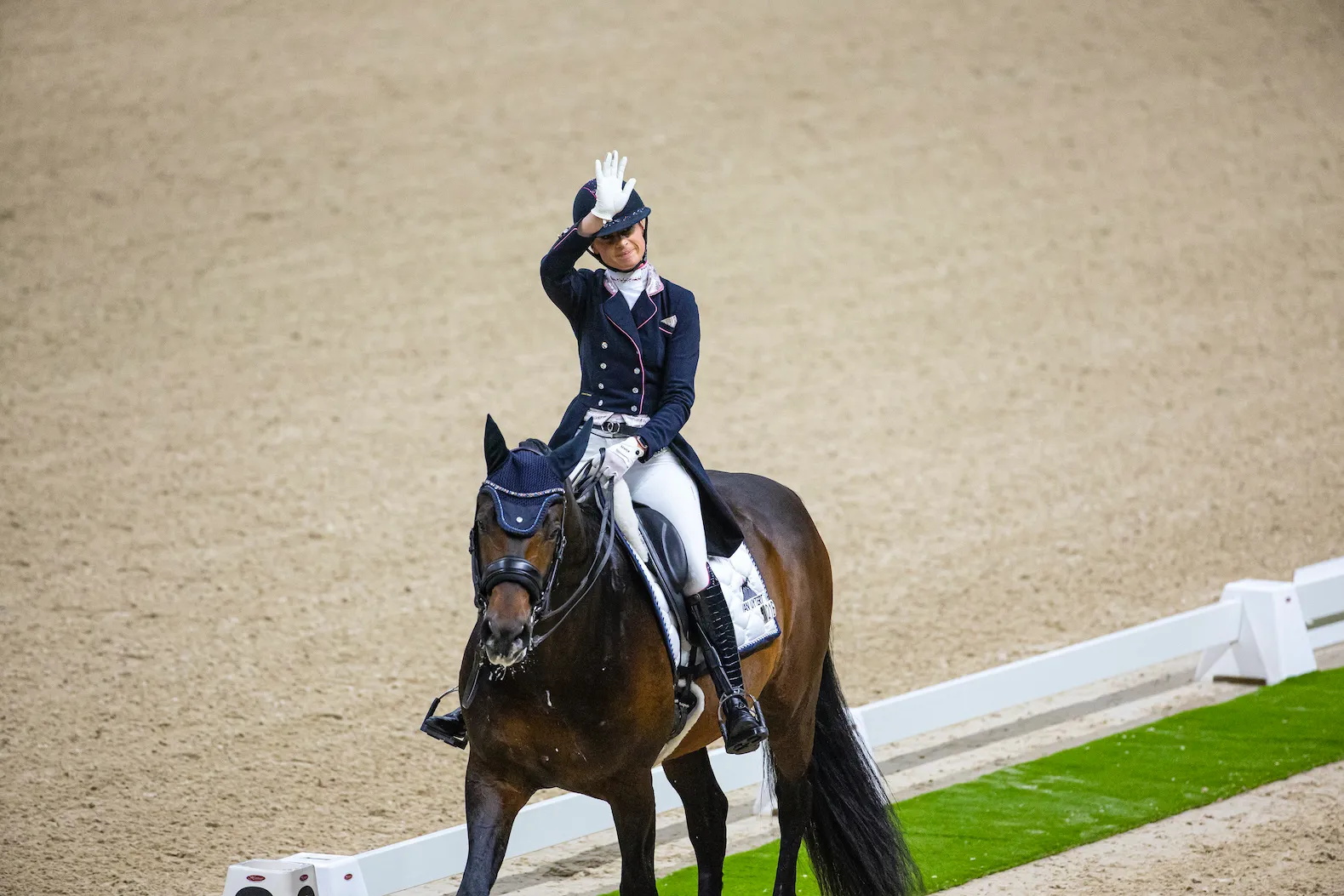 Dinja van Liere saluant son public.