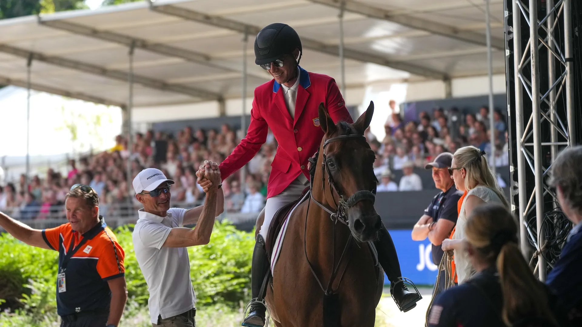 Le multimédaillé français Éric Navet félicite Karl Cook, qu’il accompagne depuis plusieurs années dans son ascension. 