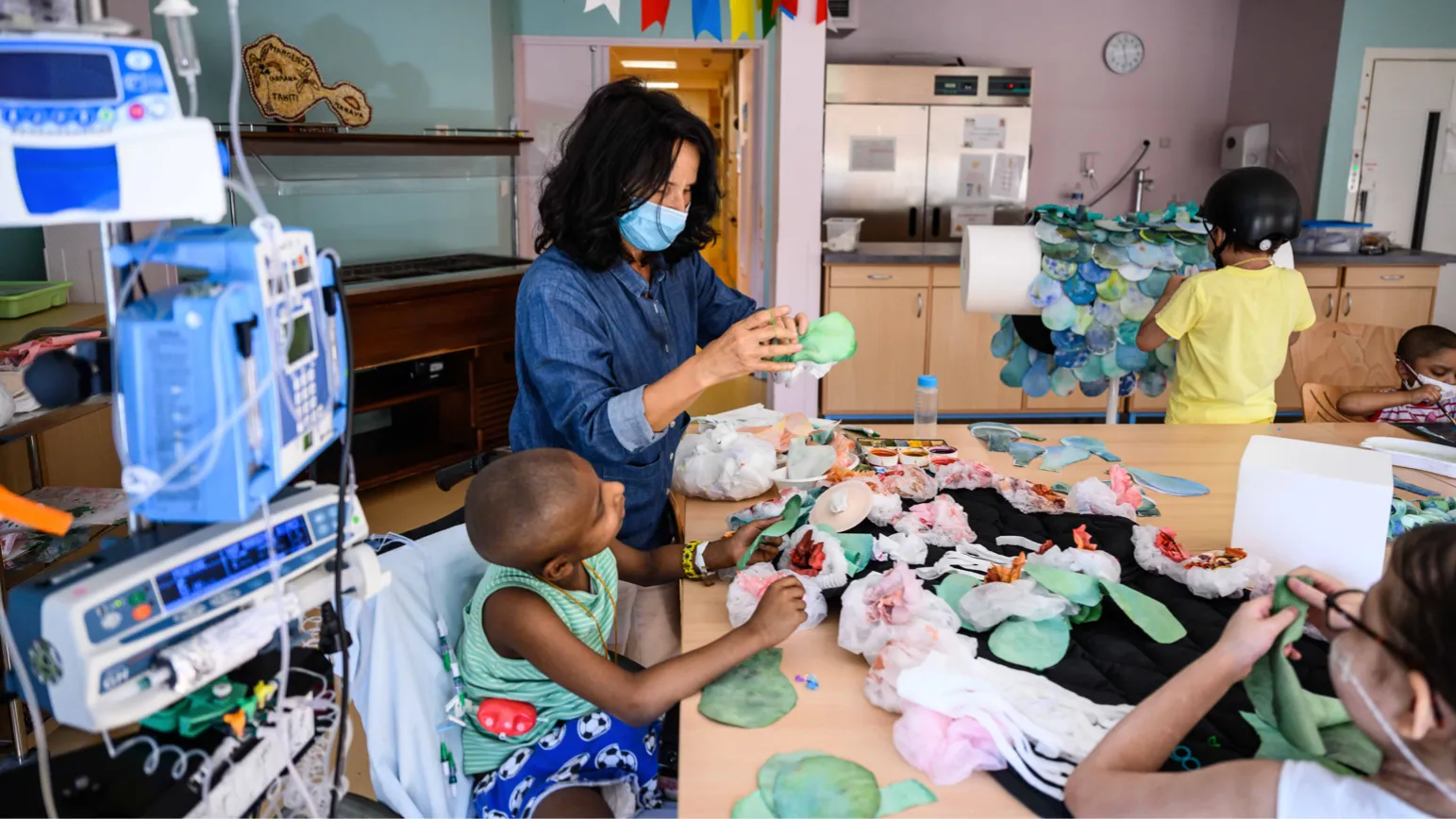Fabrication d'objets autour du cheval avec des matériaux de récupération de l'Hôpital d'Enfants Margency.