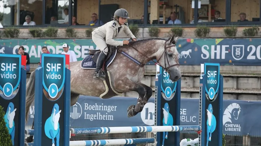 En selle sur Jihad de Tatihou*Mili (SF, Bandro boy de Bethune x Versailles II), la Meusienne Juliet Boubli Beskow s’est installée à la deuxième place du podium du championnat en 2,5 points.
