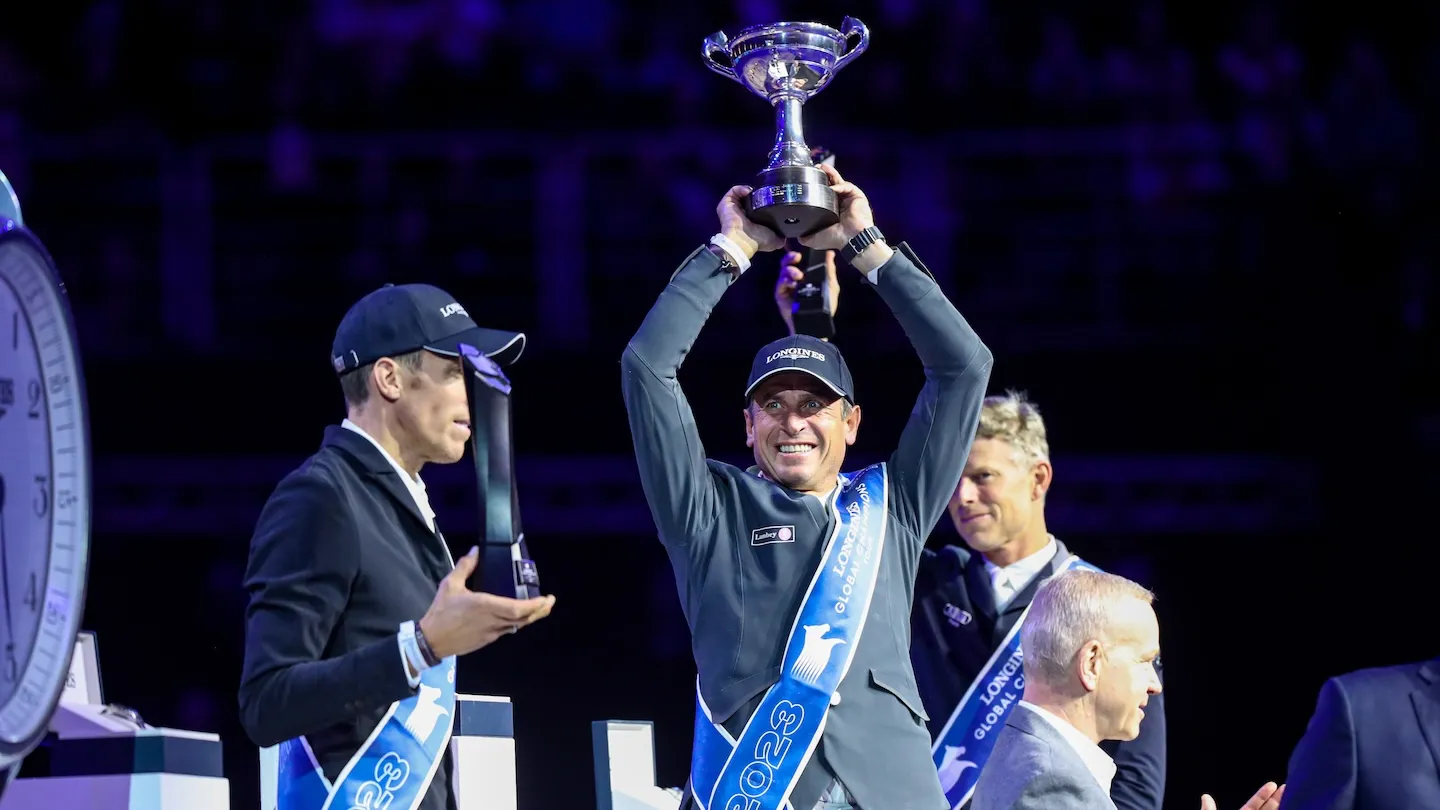 Julien Épaillard soulevant le trophée original du Super Grand Prix, dont il recevra une réplique. 