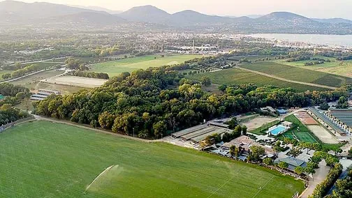 Une vue aérienne des installations, avec notamment le terrain de polo. 