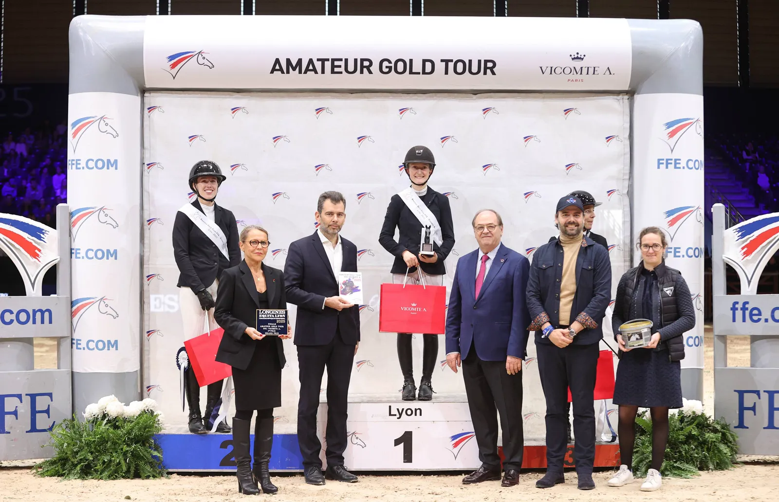 La remise des prix s’est tenue en présence de Pierre Louis et Charles Le Faou, président et directeur général de Vicomte A., Marjory Mercier, responsable marketing & communication de la marque Vicomte A., Sidonie Vivet, représentante Equistro, Frédéric Bouix, président de la Fédération française d’équitation, Sylvie Robert, organisatrice d’Equita Lyon.