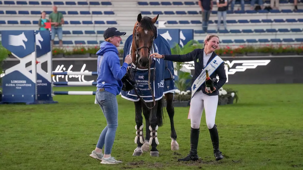 Sanne Thijssen a pu célébrer sa victoire aux côtés de sa groom, Katy Johns. 