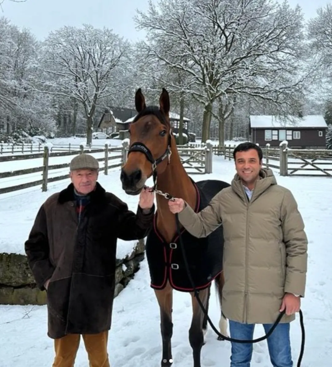 Ici à gauche, le Belge François Mathy a permis la vente de la baie. 