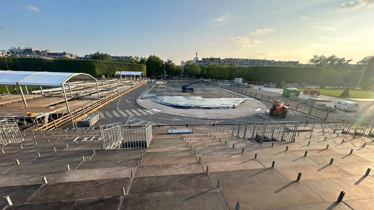 La place Jacques-Rueff, après la mise en place du polystyèrene et des blocs de répartition, prête à accueillir le sable de la piste du LPEJ.