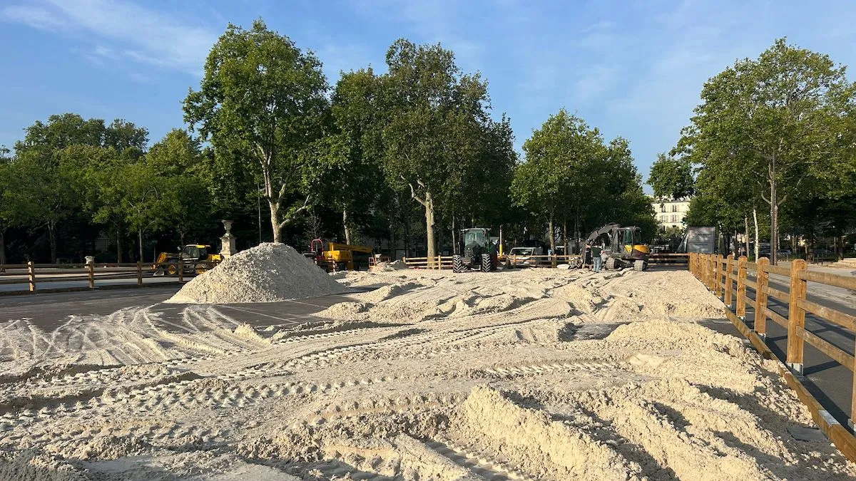 L'installation du sable lors du chantier colossal sur le Champ de Mars.