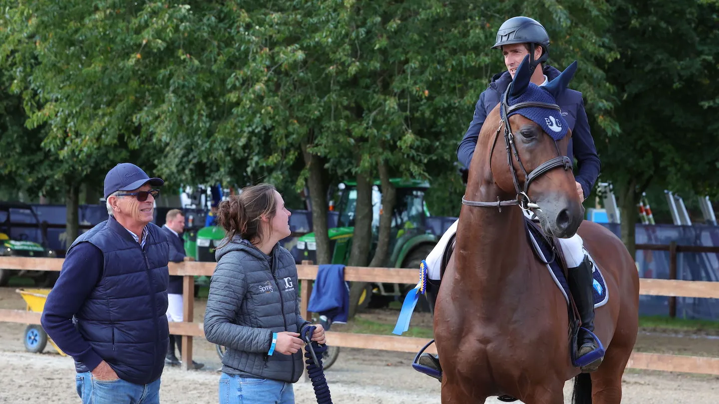 Ici à gauche, Frédéric Neyrat a suivi avec attention l’ascension de son protégé, comme ici à Lanaken. 