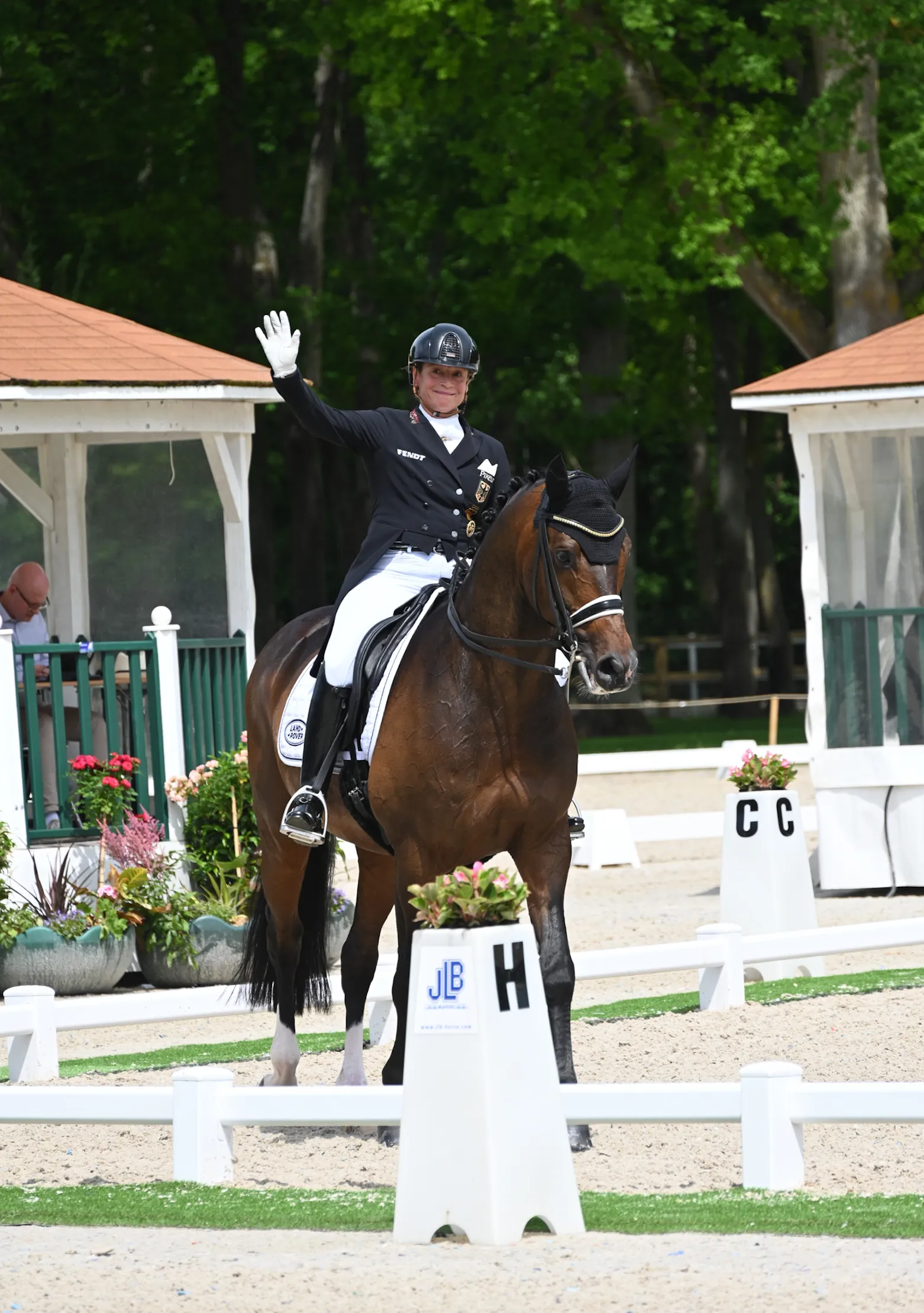 Isabell Werth saluant le public à la fin de la reprise. 