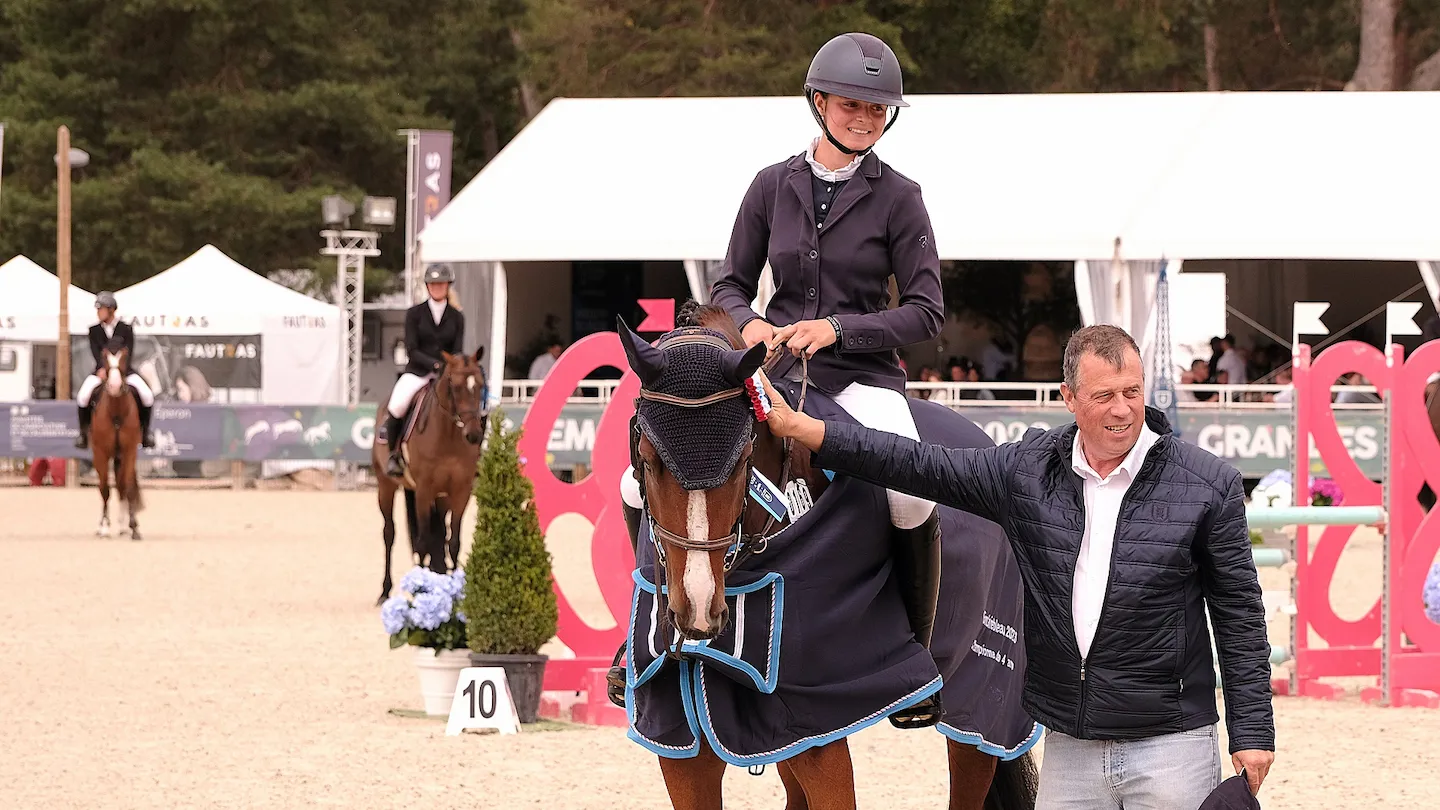 Jolie Girl du Breil est sacrée championne sous la selle de Luna Fillatre qui, à seize ans, est la plus jeune cavalière à avoir emmené un cheval jusqu’au titre.