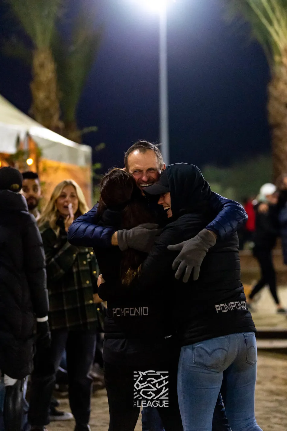 Heureux de la victoire de son élève, Éric Navet a sauté dans les bras des proches de ce dernier.