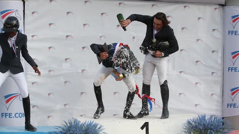 À Villers-Vicomte, Jules Orsolini a partagé le podium avec Ramatou Ouedraogo, médaillée d’argent avec GFE*Excalibur dela Tour Vidal et William Ligier de la Prade, champion de France avec Galilée.