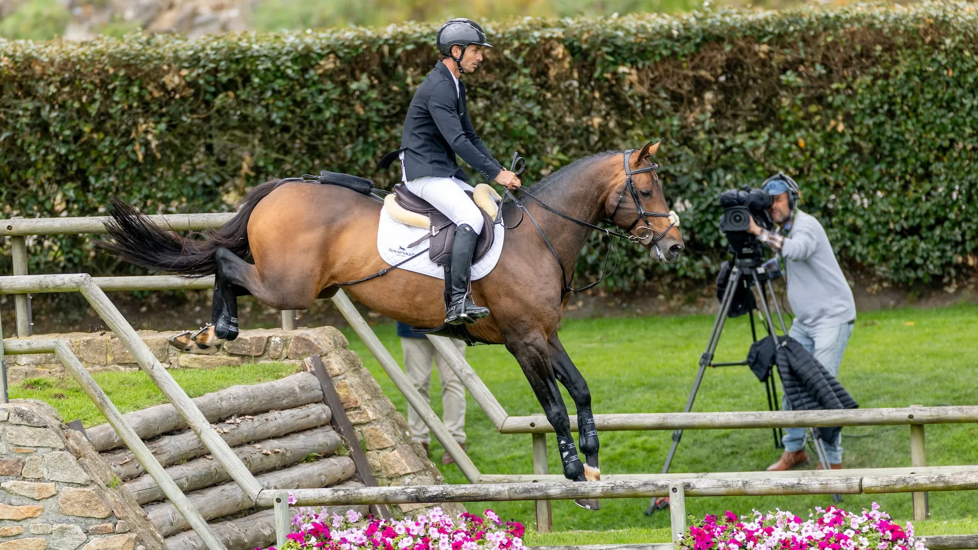 Le franchissement du contre-bas, sur l’incontournable butte du Derby de La Baule. 