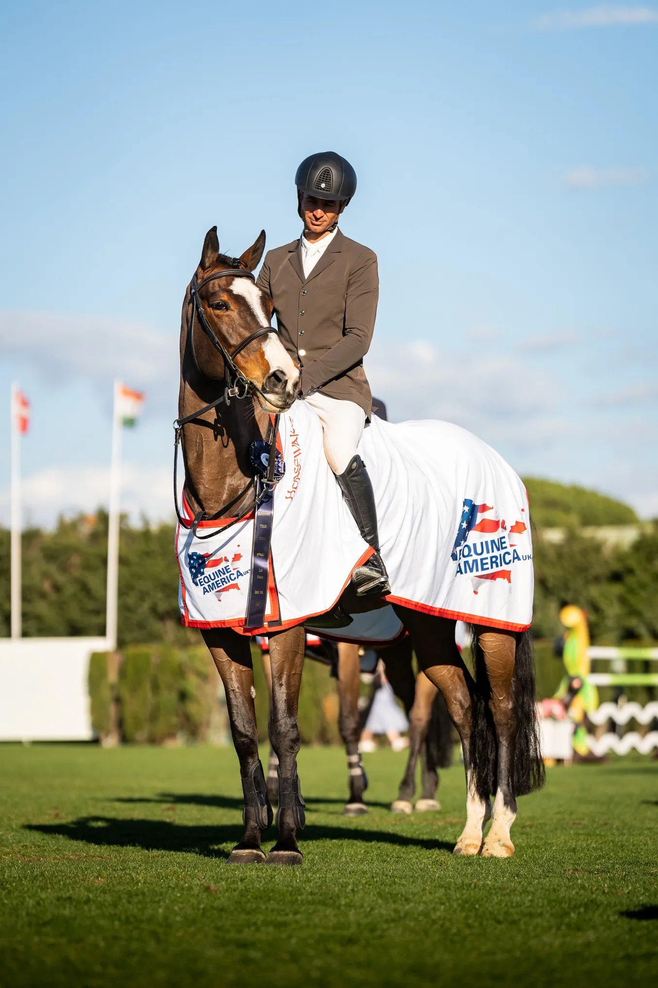 Dynamix de Bélhème, fière, prend le soleil à la remise des prix.