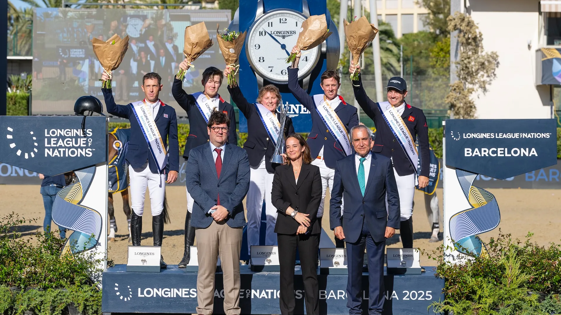 Scott Brash, Harry Charles, Ben Maher et Donald Whitaker entourent Di Lampard au sommet.