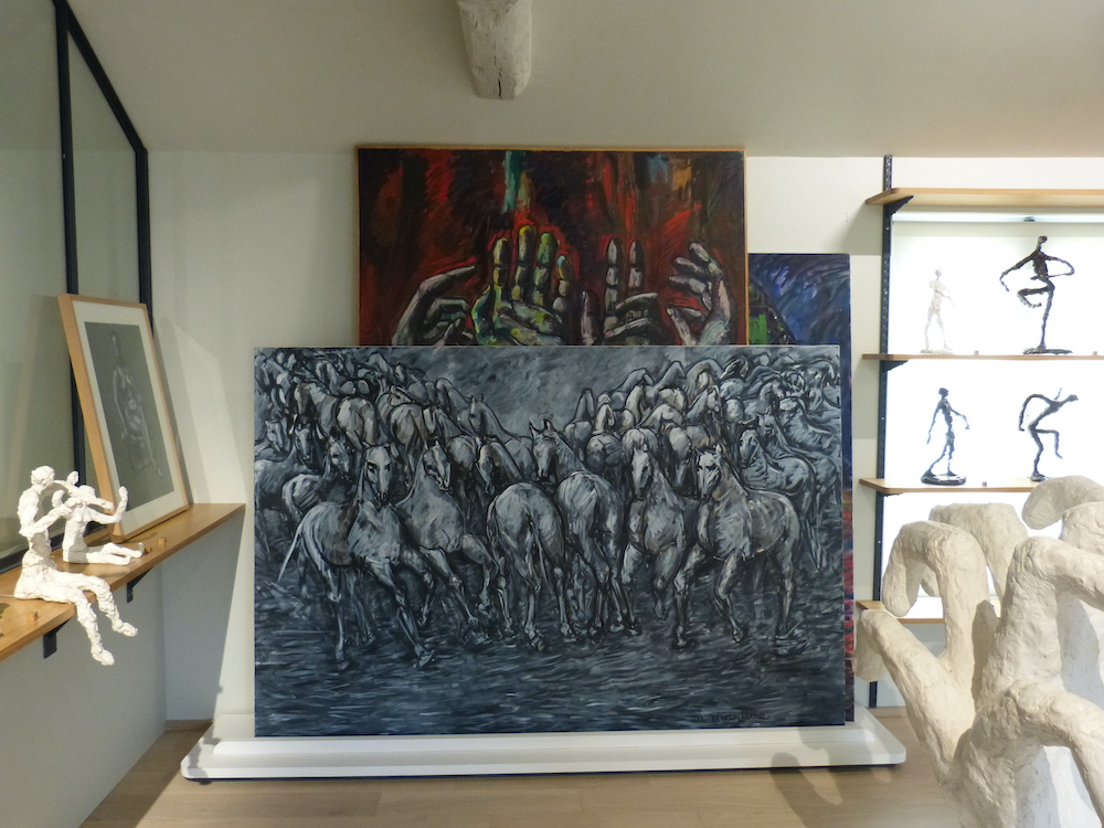 L’abbaye royale de Fontevraud, visitée en fin de promenade, héberge l’atelier de l’artiste Martine Cligman.