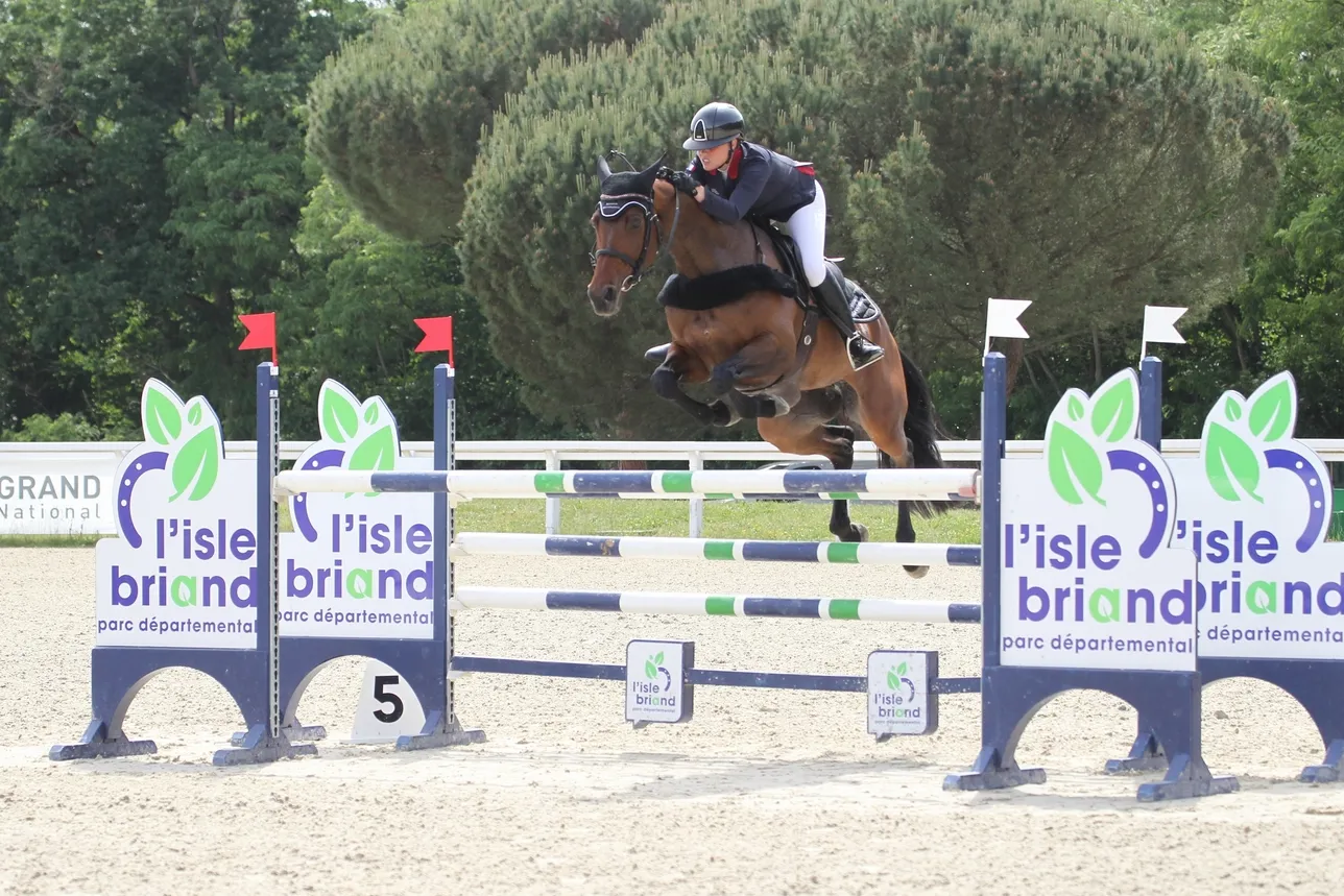 Morgane Euriat et Baccarat d'Argonne sur le test de saut d'obstacles.