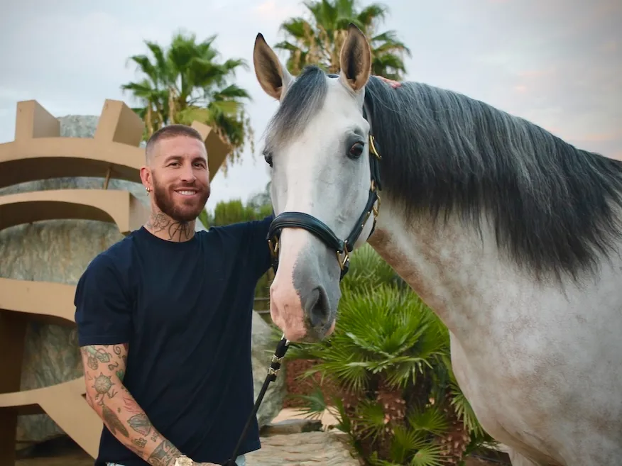 Sergio Ramos, ancien capitaine du Real Madrid, fait partie des célèbres athlètes qui s'investissent dans le monde du cheval.