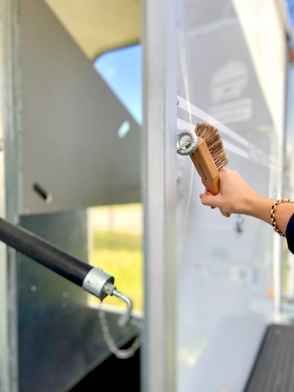 La majorité des constructeurs proposent aujourd’hui des barres de poitrail flexibles, détachables de l’extérieur, permettant une intervention rapide du conducteur.