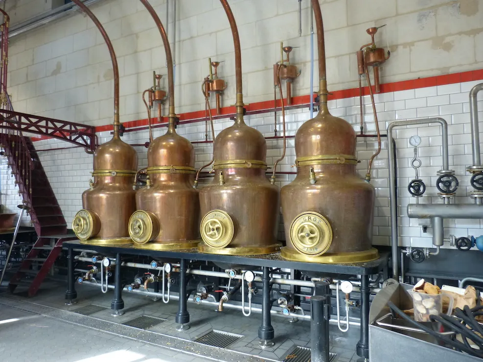 La Distillerie Combier, située au centre de Saumur, est l’une des plus anciennes du Val de Loire.